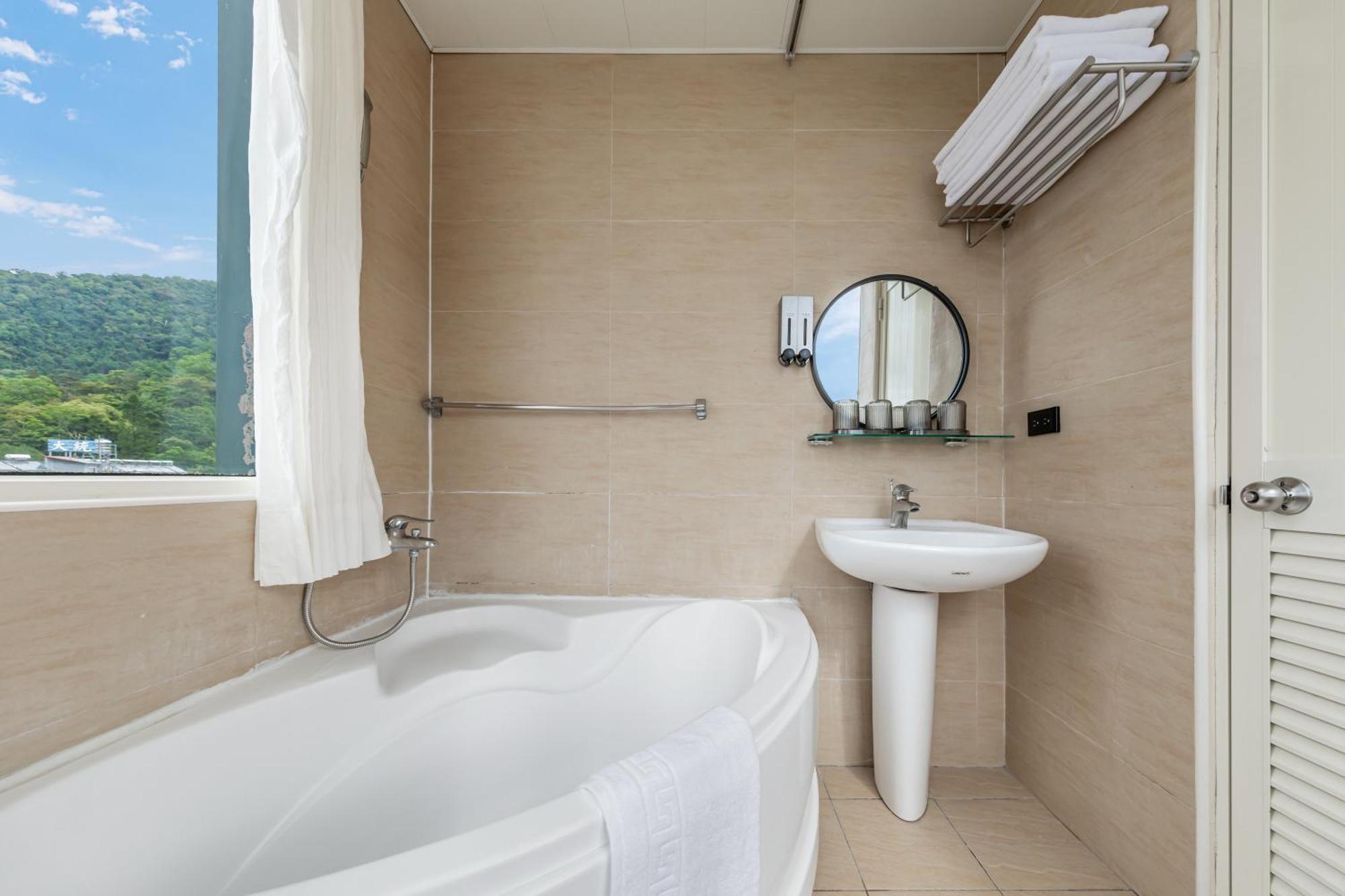 Sun Moon Lake Itathao Vacation Inn With Elevator Yuchi Exterior foto